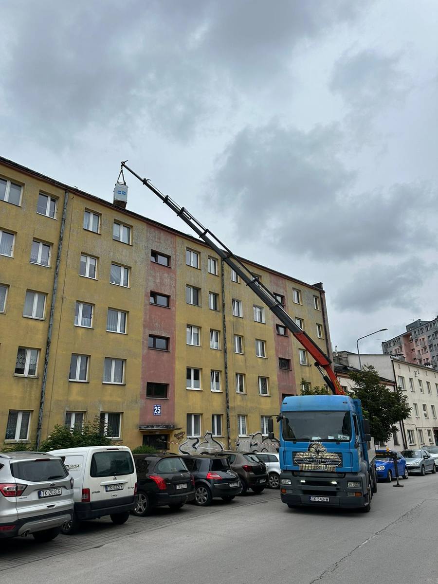 Montaż belek stalowych w hali przemysłowej