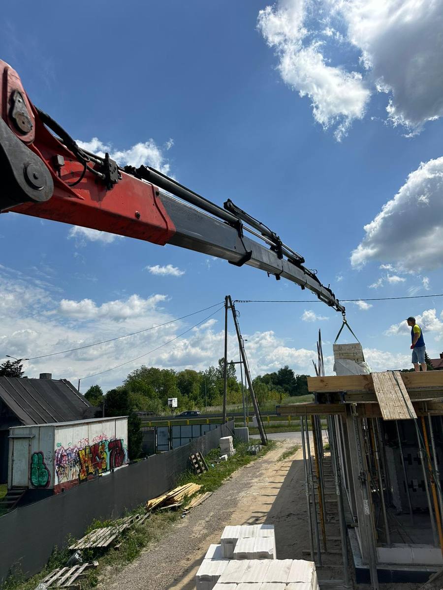 Podawanie bloczków dźwigiem na budowę domu